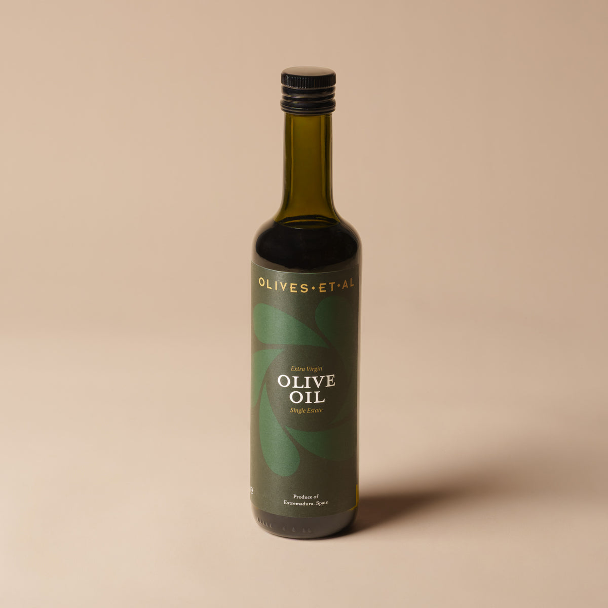 Olives Et Al House Extra Virgin Olive Oil in a 500ml glass bottle, made in Spain from Hojiblanca, Arbequina and Manzanilla Cascareña olives. This single-estate oil offers fruity notes of tomato, banana and citrus with a gentle peppery finish. A thoughtful Christmas gift for keen cooks and food lovers, it is perfect for drizzling over festive starters, dipping warm bread, dressing winter salads and roasting seasonal vegetables. A versatile addition to Christmas hampers, holiday feasts and family celebrations