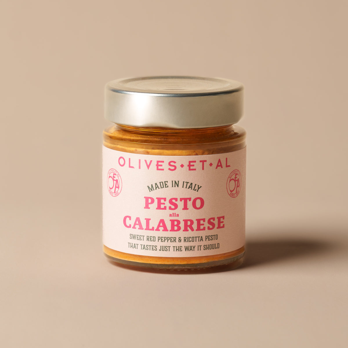 Olives Et Al Pesto alla Calabrese in a 135g glass jar, filled with rich red pepper and ricotta pesto made in Italy. Sweet red peppers, sun-dried tomatoes, extra virgin olive oil, creamy ricotta, Pecorino cheese, basil, oregano and a gentle touch of chilli create a savoury, mildly spiced sauce. A delicious Christmas stocking filler or festive hamper treat for Italian food lovers, perfect for stirring into pasta, spreading on crostini or focaccia, and serving with roasted vegetables at Christmas gatherings.